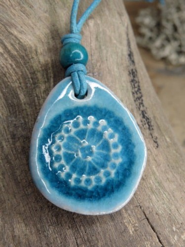 Ceramiczny wisior z mandalą w odcieniach niebieskiego – rękodzieło Kuźni Alchemicznej