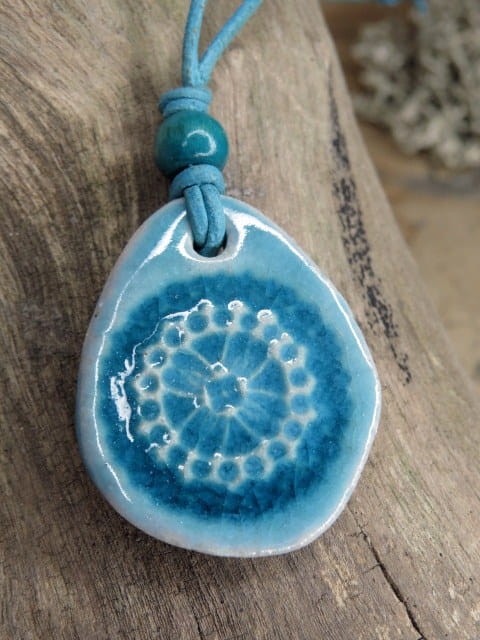 Ceramiczny wisior z mandalą w odcieniach niebieskiego – rękodzieło Kuźni Alchemicznej