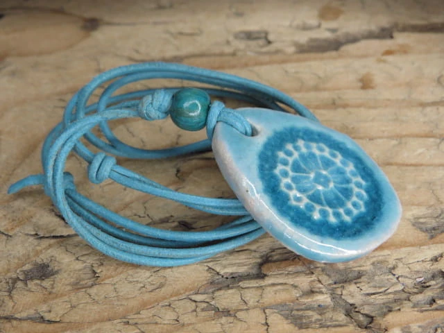 Ceramiczny wisior z mandalą w odcieniach niebieskiego – rękodzieło Kuźni Alchemicznej