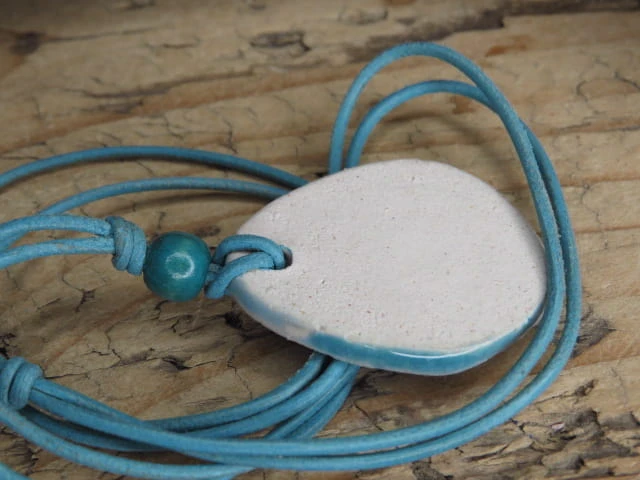 Ceramiczny wisior z mandalą w odcieniach niebieskiego – rękodzieło Kuźni Alchemicznej