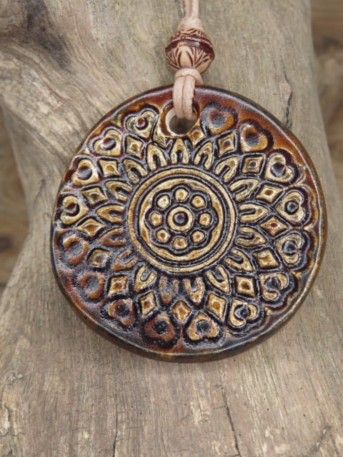 Ceramiczny wisior z mandalą w odcieniach brązu – rękodzieło Kuźni Alchemicznej