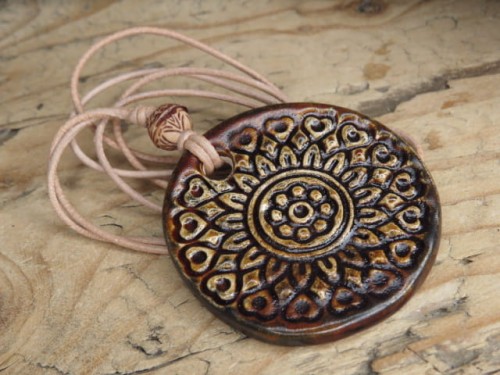 Ceramiczny wisior z mandalą w odcieniach brązu – rękodzieło Kuźni Alchemicznej