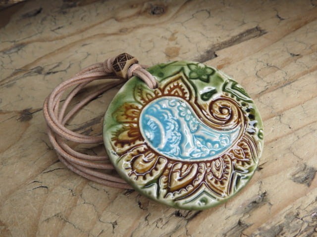 Orientalny wisior ceramiczny – rękodzieło z duszą