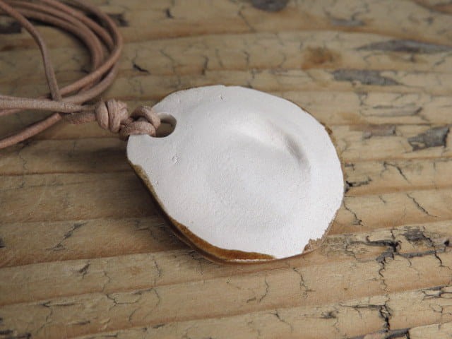 Ceramiczny wisior spirala – Pracownia Ceramiki Kuźnia Alchemiczna