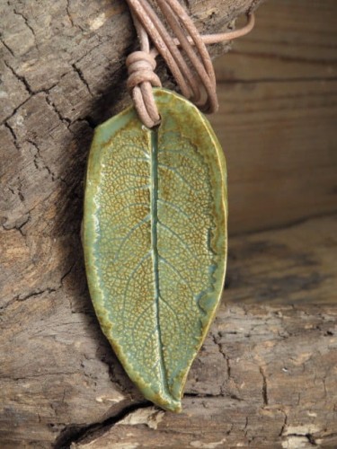 Wisior ceramiczny liść szałwii – Pracownia Ceramiki Kuźnia Alchemiczna