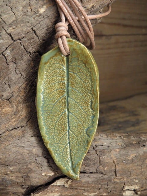 Wisior ceramiczny liść szałwii – Pracownia Ceramiki Kuźnia Alchemiczna