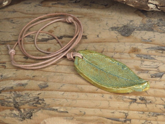 Wisior ceramiczny liść szałwii – Pracownia Ceramiki Kuźnia Alchemiczna