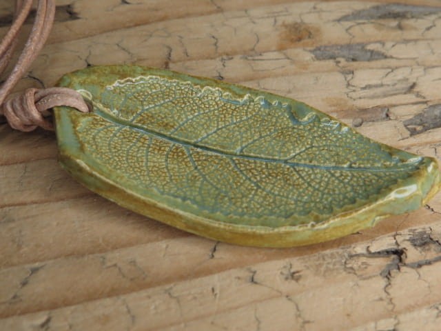 Wisior ceramiczny liść szałwii – Pracownia Ceramiki Kuźnia Alchemiczna