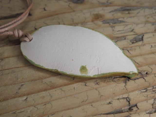 Wisior ceramiczny liść szałwii – Pracownia Ceramiki Kuźnia Alchemiczna