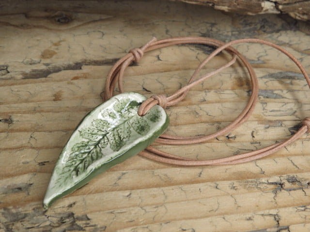 Wisior ceramiczny liść paproci – Pracownia Ceramiki Kuźnia Alchemiczna