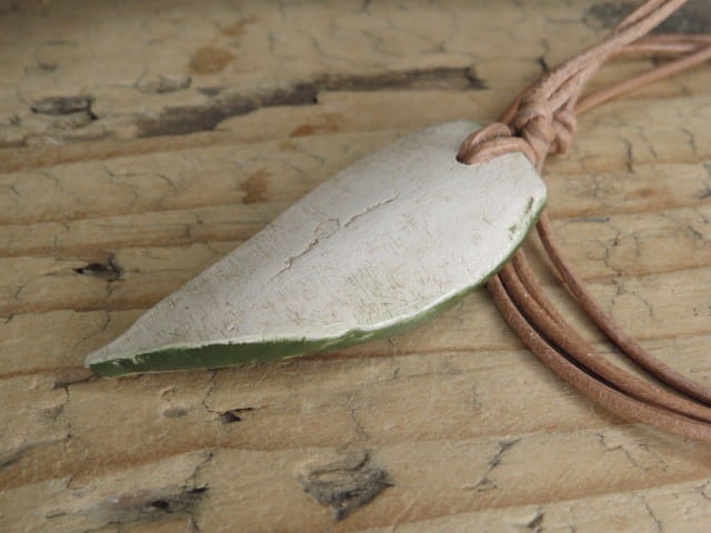 Wisior ceramiczny liść paproci – Pracownia Ceramiki Kuźnia Alchemiczna