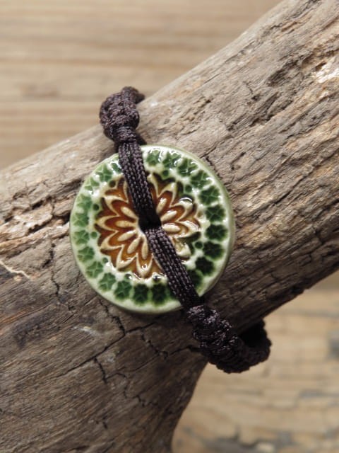 Bransoletka makrama z ceramiczną mandalą