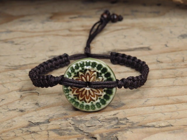 Bransoletka makrama z ceramiczną mandalą
