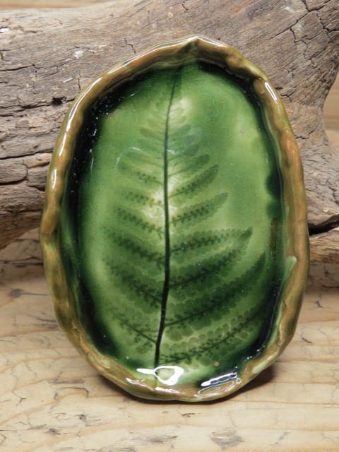 Ceramiczny talerzyk na biżuterię – zielony z liściem paproci