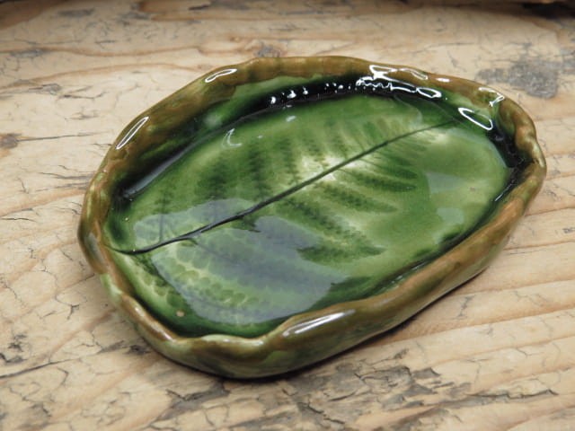 Ceramiczny talerzyk na biżuterię – zielony z liściem paproci