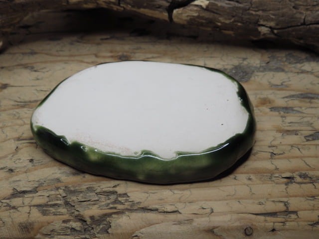 Ceramiczny talerzyk na biżuterię – zielony z liściem paproci