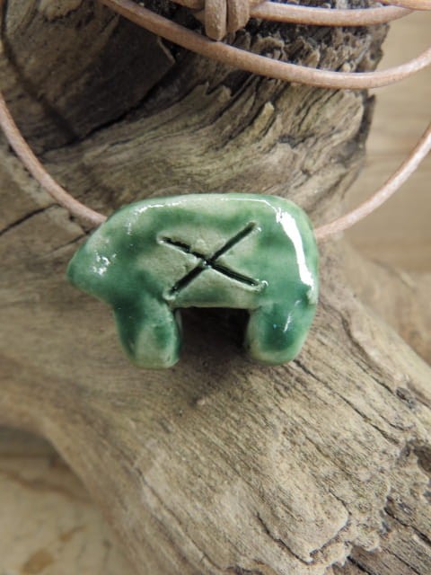 Wisior ceramiczny Miś ze Ślęży – ręcznie robiony amulet słowiański