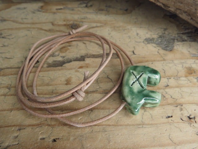 Wisior ceramiczny Miś ze Ślęży – ręcznie robiony amulet słowiański