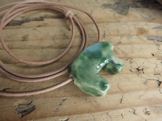 Wisior ceramiczny Miś ze Ślęży – ręcznie robiony amulet słowiański