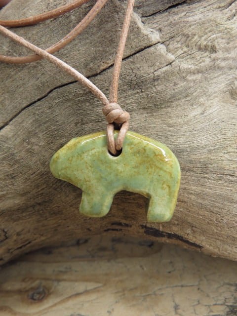 Wisior ceramiczny Miś ze Ślęży – słowiański amulet w szkliwie zielono-brązowym