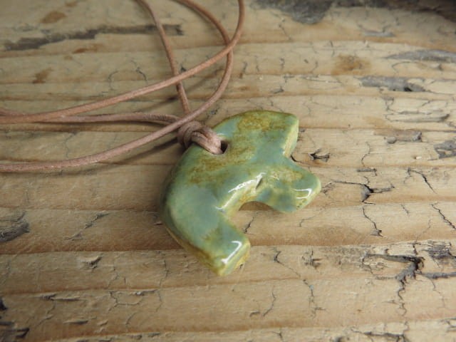 Wisior ceramiczny Miś ze Ślęży – słowiański amulet w szkliwie zielono-brązowym