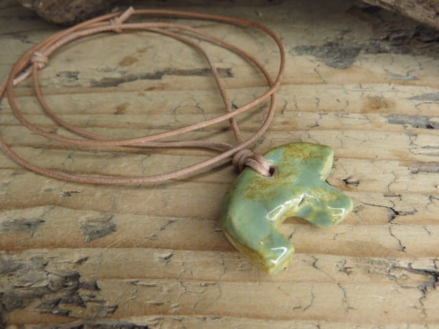 Wisior ceramiczny Miś ze Ślęży – słowiański amulet w szkliwie zielono-brązowym