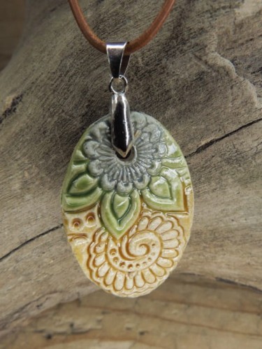 Ceramiczny wisior z motywami orientalnymi – brązowo-zielono-szary, ręcznie robiony