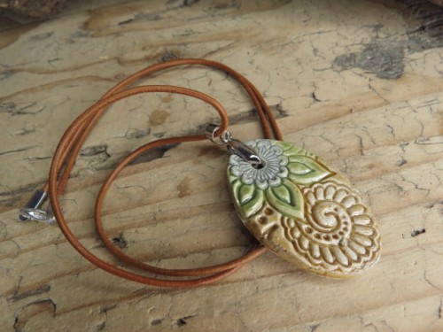 Ceramiczny wisior z motywami orientalnymi – brązowo-zielono-szary, ręcznie robiony