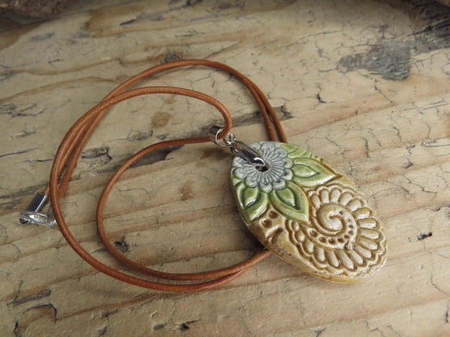 Ceramiczny wisior z motywami orientalnymi – brązowo-zielono-szary, ręcznie robiony