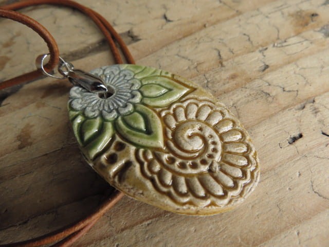 Ceramiczny wisior z motywami orientalnymi – brązowo-zielono-szary, ręcznie robiony