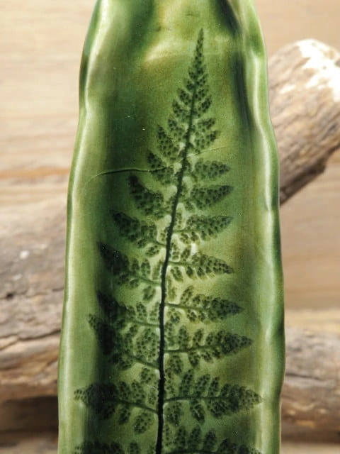 Podstawka pod kadzidełka z motywem liścia paproci – zielona, ręcznie szkliwiona