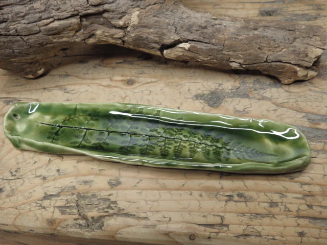 Podstawka pod kadzidełka z motywem liścia paproci – zielona, ręcznie szkliwiona