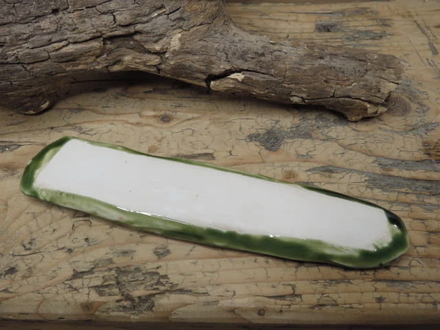 Podstawka pod kadzidełka z motywem liścia paproci – zielona, ręcznie szkliwiona