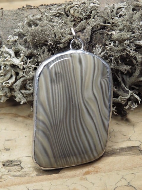 Wisior z krzemienia pasiastego w oprawie z miedzi i cyny – kamień optymizmu i siły Unikalny wisior wykonany z naturalnego krzemienia pasiastego, ręcznie oprawionego w miedź i cynę.