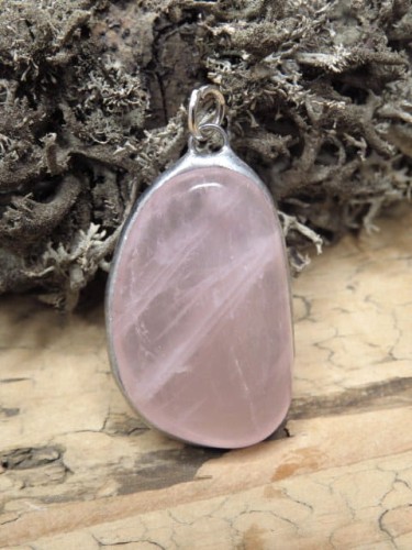 Wisior z polerowanego kwarcu różowego – kamienia miłości i harmonii. Ręcznie oprawiony w miedź i cynę. Unikatowa biżuteria z naturalnym minerałem.