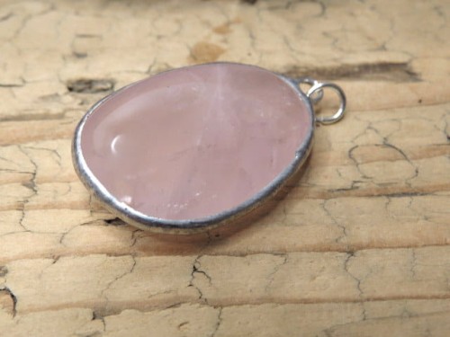 Wisior z polerowanego kwarcu różowego – kamienia miłości i harmonii. Ręcznie oprawiony w miedź i cynę. Unikatowa biżuteria z naturalnym minerałem.