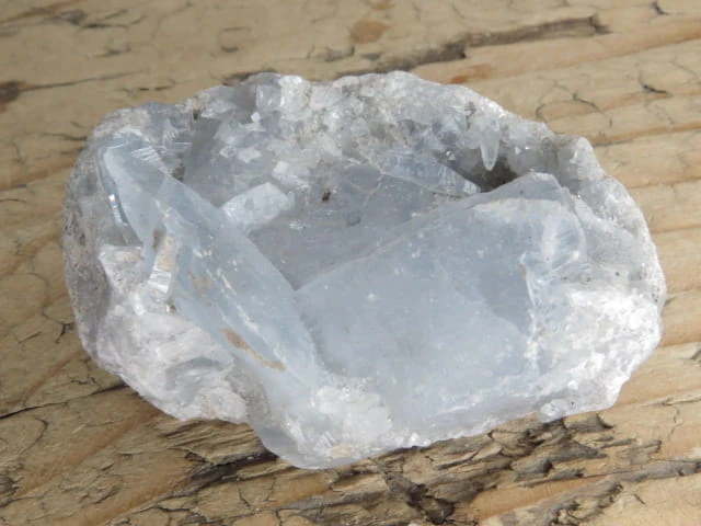 Naturalne kryształy celestynu - szczotka krystaliczna.