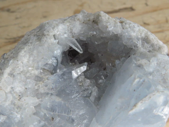 Naturalne kryształy celestynu - szczotka krystaliczna.