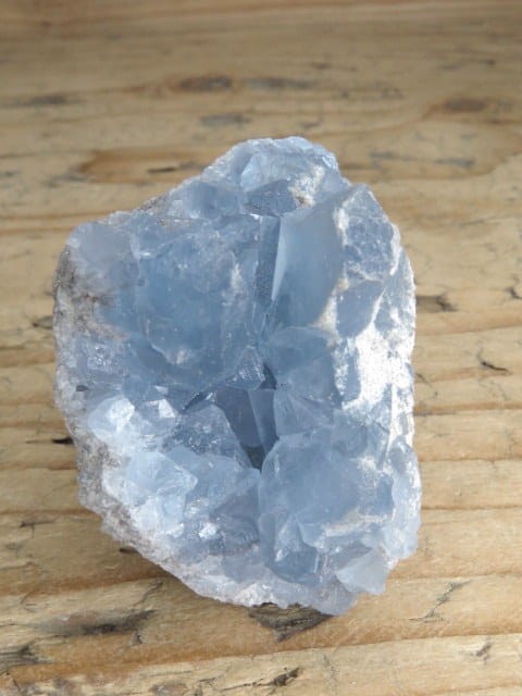 Naturalne kryształy celestynu - szczotka krystaliczna.