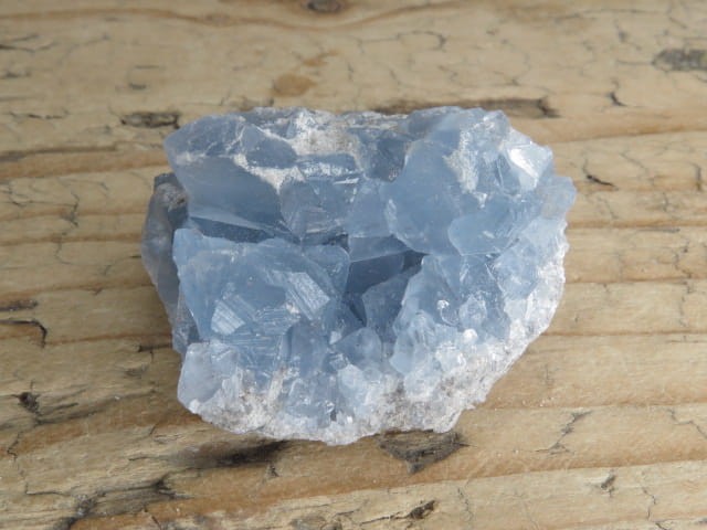 Naturalne kryształy celestynu - szczotka krystaliczna.