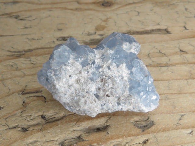 Naturalne kryształy celestynu - szczotka krystaliczna.