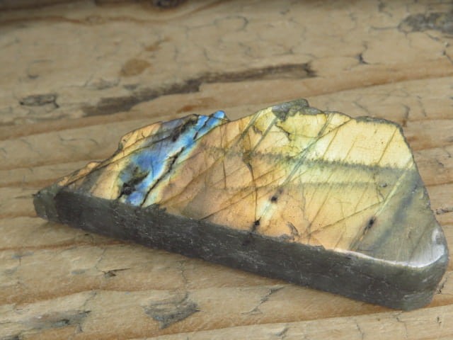 Labradoryt - poler na jednej  płaszczyźnie.