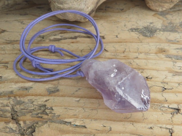 Ametyst - kryształ - amulet rozwoju duchowego na rzemieniu