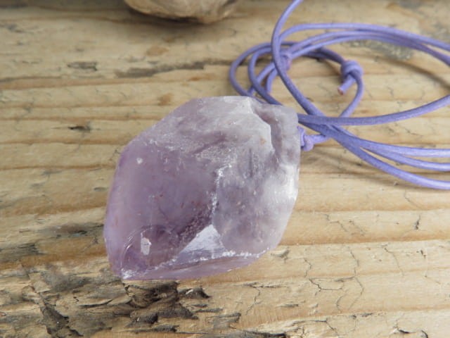 Ametyst - kryształ - amulet rozwoju duchowego na rzemieniu