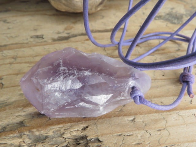 Ametyst - kryształ - amulet rozwoju duchowego na rzemieniu