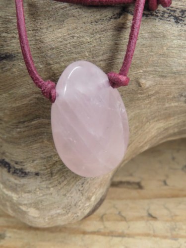Wisior z kwarcu różowego na rzemieniu - kamień przewiercony.