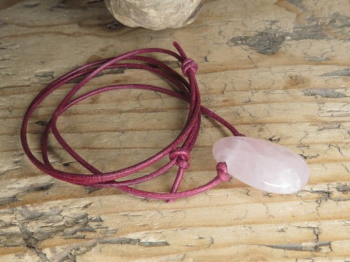 Wisior z kwarcu różowego na rzemieniu - kamień przewiercony.
