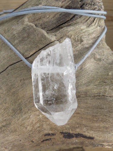 kryształ górski na rzemieniu - amulet ochrona i energia