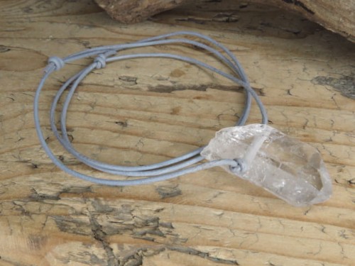 kryształ górski na rzemieniu - amulet ochrona i energia