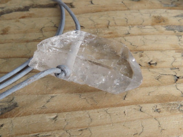 kryształ górski na rzemieniu - amulet ochrona i energia